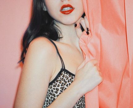 聖誕夜，外送茶正妹陪你過暖冬